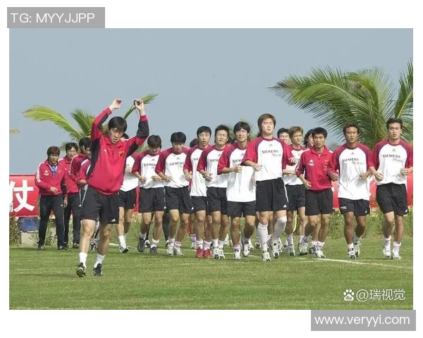 足球明星在胜利后激情滑场展现无限魅力与团队精神